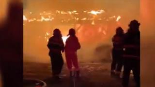 Adăpost de animale, mistuit de flăcări. Focul ameninţa să se extindă şi la locuinţă