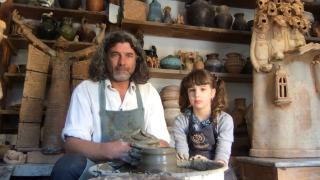 Daniel Leş dă lecţii de olărit în atelierul său din Maramureş. Artistul ceramist duce mai departe arta modelatului în lut
