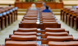 A bătut vântul prin Parlamentul României. Aleșii și-au prelungit singuri vacanța de Paște, iar mulți au chiulit în prima zi de muncă