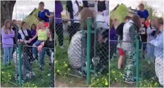 Adolescentă lovită cu sălbăticie și umilită de alte fete, într-un parc din Brașov. Una dintre bătăușe a pus-o să-i sărute pantofii