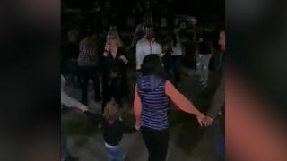 Trei lăutari, amendaţi după ce zeci de lcoalnici au încins o horă în faţa unui bar din Peştişani
