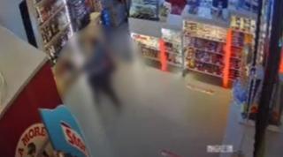 Atac cu cuțitul la o benzinărie din Sibiu. Un tânăr s-a năpustit asupra unui angajat, a luat banii și a fugit