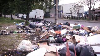 Imagini dezolante cu munţii de gunoaie de pe străzile din Ploieşti: "Situaţia este foarte gravă. E focar de infecţie"