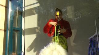 Spectacol de teatru inedit în Bucureşti. Patru actori joacă sub ochii trecătorilor, în vitrinele Galeriei Galateca