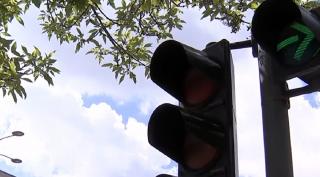 Blocarea primei benzi pe culoarea verde intermitent a semaforului, o dilemă care pune în dificultate mulţi şoferi români