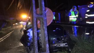 BMW scăpat de sub control, pe un drum Reşiţa. Un întreg cartier a fost lăsat fără curent electric