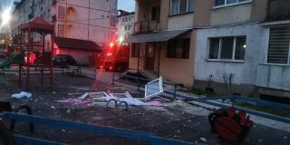 Explozie puternică într-un apartament din Sighetu Marmaţiei. Bucăţi de sticlă şi ciment au ajuns în locul de joacă din faţa blocului