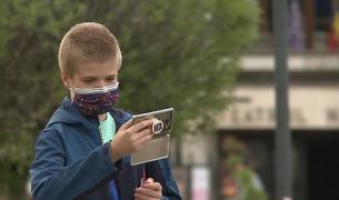 Cum să îţi încarci telefonul mobil dacă rămâi fără baterie. Ideea genială a unor elevi din Mureş