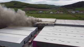 Incendiu violent  la o fabrică de hârtie igienică din Cluj. Flăcări imense și degajări mari de fum