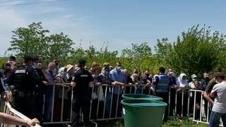 Oamenii s-au îmbulzit să ia "aghiasma mică" la Dervent, de Izvorul Tămădurii. Au renunţat la distanţare pentru minuni împotriva Covid