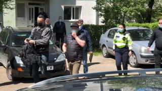 Imagini cu bărbatul care s-a baricadat cu fetița în casă, la Botoșani. ”A făcut scandal că nu e bună mâncarea!”. Copila a fost scoasă pe geam de o polițistă