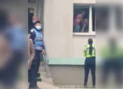 Fetiță de trei ani salvată de o polițistă, la Botoșani, din mâinile tatălui care amenința că se sinucide în casă