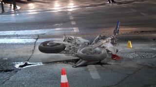 Motociclist spulberat de o şoferiţă. într-o intersecţie din Bucureşti: "Nimeni nu cedează trecerea acolo"