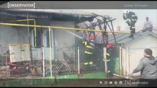 Incendiu puternic la 6 case și anexele acestora, în Bârlad. Trei persoane au făcut atacuri de panică