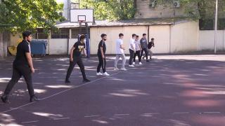 Elevii claselor a VIII-a și a XII-a revin luni la cursuri, după vacanță. Calendarul celui de-al doilea semestru / Când încep examenele