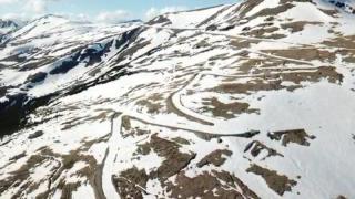 Zăpadă de cinci metri, pe Transalpina. Imagini spectaculoase filmate pe cel mai înalt drum din România