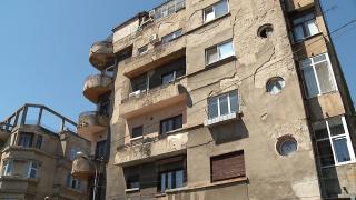 Reabilitarea clădirilor din Bucureşti, doar cu promisiuni: "Dacă nu îţi faci tu singur, că te plouă în cap, nu vine primăria "hai să te ajut că te plouă în casă"