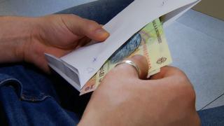 Un asistent din Gorj cere unui primar să-i returneze mita pe care i-ar fi dat-o pentru a-l angaja în instituţie