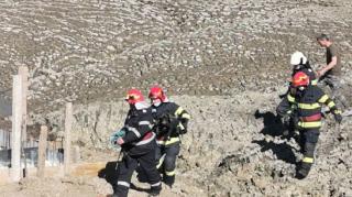 Pompierii din Dorohoi au salvat de la moarte un câine prins într-un strat gros de nămol