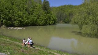 Barajul Vida, lacul cu pâlnie unic în Europa. Cât costă o vacanţă pe meleagurile de basm din Bihor şi ce alte atracţii pot vedea turiştii
