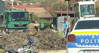 Tânăr îngropat cu totul, după ce un mal de pământ s-a prăbuşit peste el. Un căruţaş a săpat cu mâinile goale, ca să-l salveze