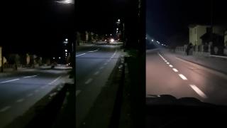 Imagini inedite cu un urs care sare gardul şi intră într-o gospodărie din Pojorâta