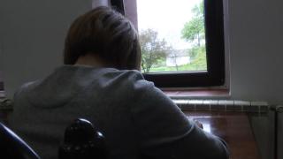 "Mami, vino să mă salvezi!" Mesajele sfâșietoare ale unei fetiţe de 11 ani din Vaslui. A fost violată, ameninţată şi tăiată cu un cuţit de tatăl ei