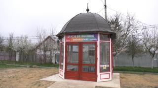 Un bihorean ingenios a salvat un chioşc de flori ce trebuia demolat. În loc a apărut o staţie de autobuz cu muzică şi bibliotecă