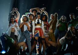 Brit Awards 2021: Dua Lipa, Pink și Taylor Swift au strălucit pe scenă. 4.000 de oameni au participat la eveniment