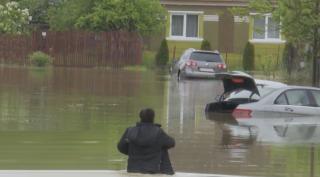 Ploile torențiale au făcut prăpăd în Satu Mare. ”A venit apa peste noi. Am luat copiii în spate și așa am ieșit afară”