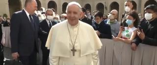 Papa Francisc, din nou faţă-n faţă cu enoriaşii. Suveranul Pontif a primit un cadou inedit de la un filipinez
