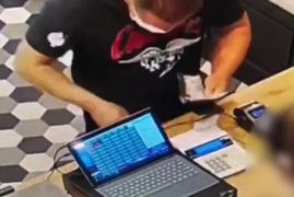 Cum a fost păcălită, prin metoda "șmen", o vânzătoare din Dej. Înșelătoria a fost surprinsă de camere