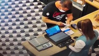 Bărbat căutat după ce ar fi păcălit vânzătoarea unui magazin din Dej cu 100 de lei