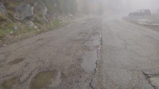 Şosele ca după bombardament odată cu venirea primăverii. Cel mai circulat drum naţional din Gorj, coşmar pentru şoferi