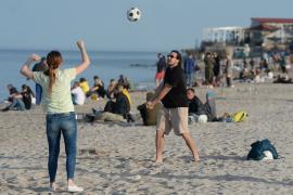 Turiştii se vor putea bucura de un weekend călduros la malul mării, fără mască de protecţie şi fără restricţii de noapte