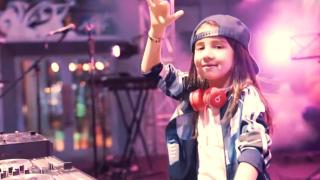 Povestea fetei care a devenit cel mai tânăr DJ din lume: Michelle Rasul mixează la numai 9 ani