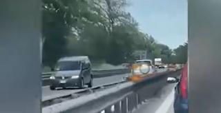 Un şofer din Italia a mers pe contrasens kilometri întregi. Impactul a fost inevitabil: Patru persoane au fost rănite