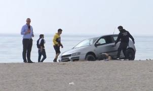 Distracţie cu peripeţii în Vamă. Ajutor nesperat şi amendă uriaşă evitată, după ce o maşină a rămas blocată în nisip, pe plajă