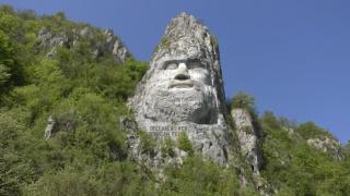 Bucuria libertăţii i-a îndemnat pe oameni să descopere frumusețea peisajelor din Clisura Dunării. Chipul lui Decebal, atracţia principală