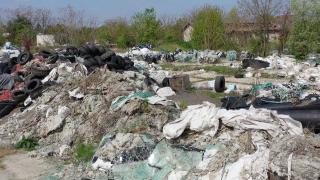 România se umple de gunoaie din nepăsare, din corupţie sau din pură prostie. Fenomenul care pe unii îi ucide, pe alţii îi îmbogăţeşte