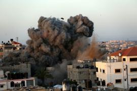 Zeci de morţi, între care 8 copii, după ce o ploaie de rachete a lovit  Fâşia Gaza
