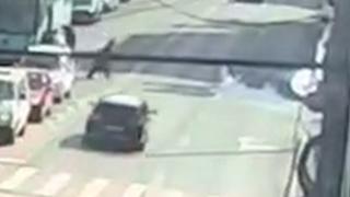 Tulcean lovit în plin și aruncat în aer de o șoferiță, pe un bulevard din Galați. Momentul impactului, filmat de camere