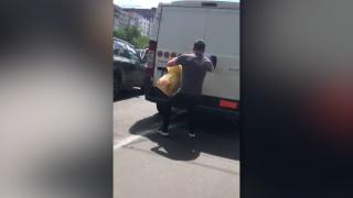 Șofer cu deșeuri medicale în brațe, oprit de comisarii de mediu în inima Capitalei: "Vă rog frumos, deschideţi uşa! Aveţi ceva de ascuns?"