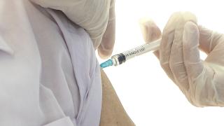 Un bărbat din Botoşani s-a vaccinat a treia oară cu ser anti-Covid pentru că voia să se simtă mai bine. Acum se gândeşte chiar şi la a patra doză