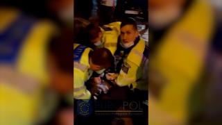 Un polițist a primit un cap în față și s-a ales cu nasul spart, la reținerea unui șofer băut, în Craiova: "Nu făcu' nimica ăsta șefu! Uite filmarea la baiatu' pe telefon!"