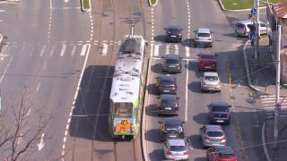 Primăria București a cumpărat 100 de tramvaie mai lungi decât stațiile în care trebuie să oprească. Pe ce linii vor circula