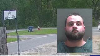 O fetiţă de 11 ani, filmată cum luptă cu individ care vrea să o răpească. Scene teribile surprinse în Florida. VIDEO