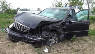 Accident cumplit în Alba. Două maşini s-au făcut praf, un copil de 11 ani se zbate între viaţă şi moarte