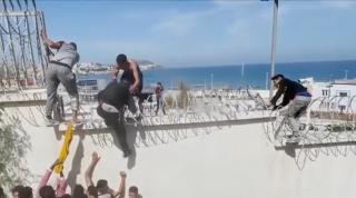 Violenţe extreme între imigranţi şi armata spaniolă. Oamenii nu mai pun preţ pe propria viață: "Fie mor, fie trec"