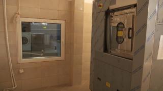 Maşină de spălat ultra-modernă, de 20.000 de euro, stă să ruginească la un spital din Botoşani. Dacă o bagă în priză, totul poate lua foc